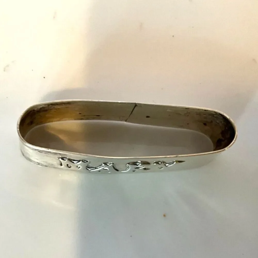 Stunning vintage sterling silver napkin ring; name Mary embossed must see